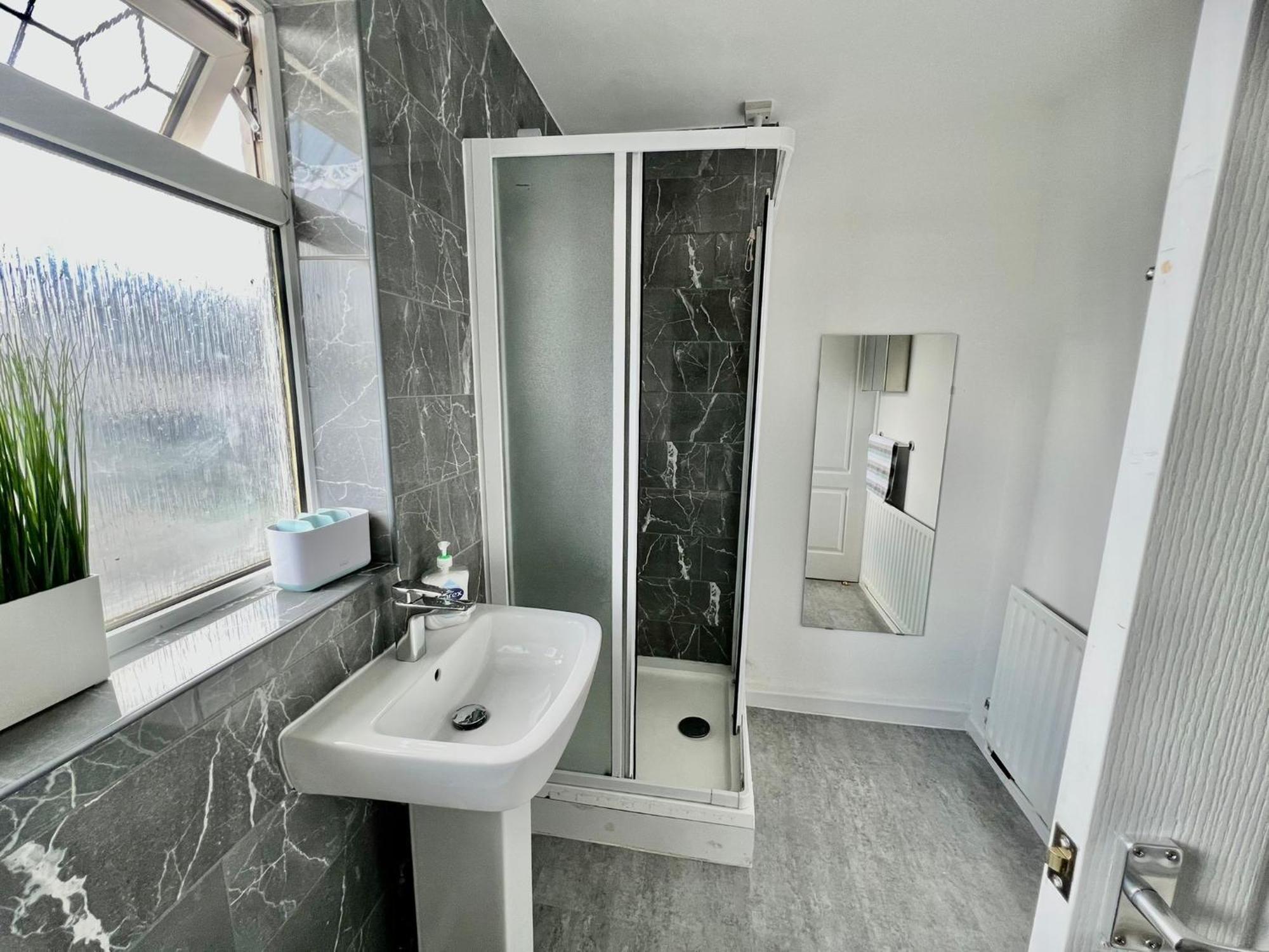 Executive 3 Bedroom Port Talbot Town Centre Margam Sleeps 7 Exterior foto