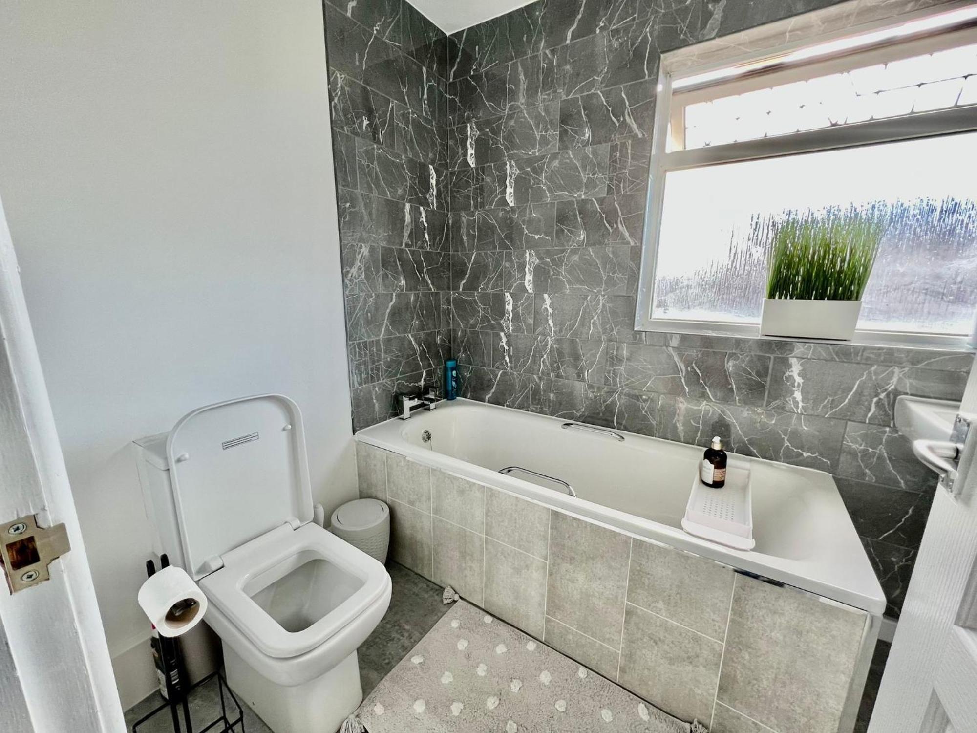 Executive 3 Bedroom Port Talbot Town Centre Margam Sleeps 7 Exterior foto